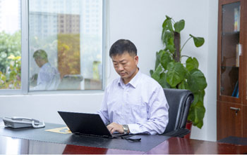 天下五一劳动奖章获得者洪昱斌：：：工匠心铸就“膜”之路